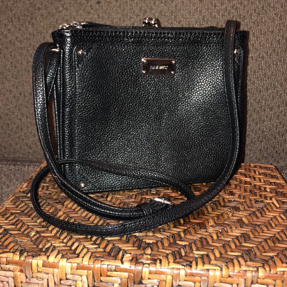 🎉SALE SALE SALE🎉Black Nine West cross over bag!